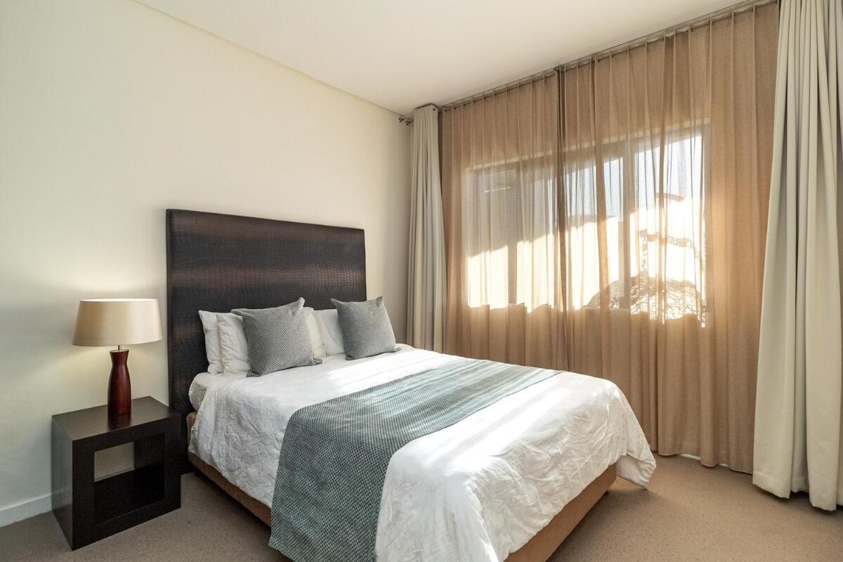 Skyline Serenity - Knightsbridge Apartment